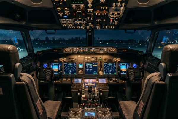 Cabina de avión comercial moderno con luces dramáticas