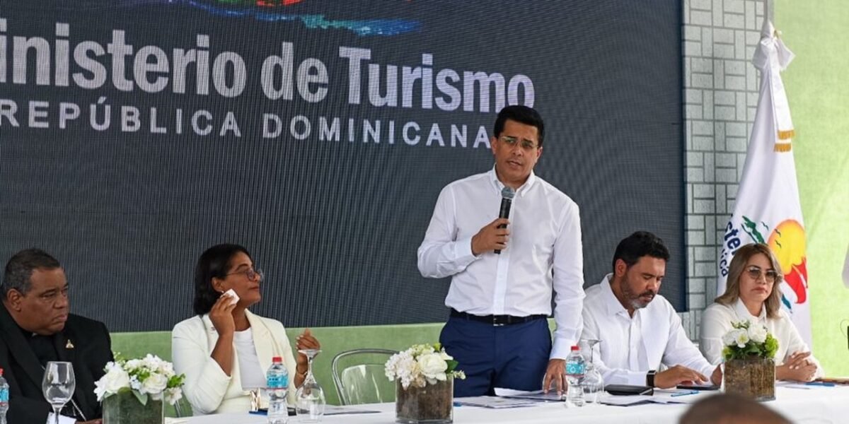 El ministro de Turismo, David Collado, habla de pie con un micrófono en una mesa de un acto del Ministerio de Turismo