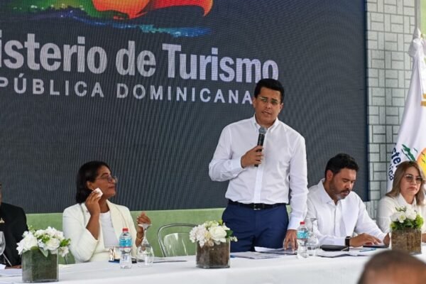El ministro de Turismo, David Collado, habla de pie con un micrófono en una mesa de un acto del Ministerio de Turismo