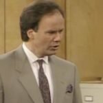 Dennis Haskins como el director Richard Belding en una oficina escolar