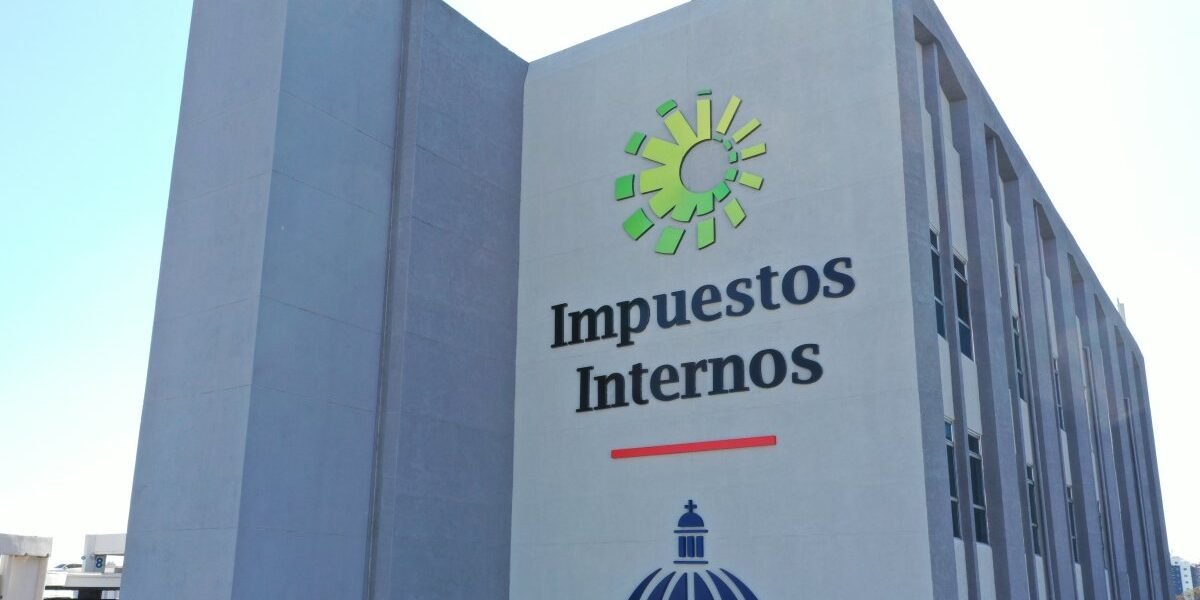 Fachada de un edificio con el logotipo y el letrero de Impuestos Internos