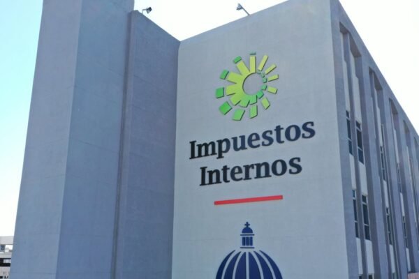 Fachada de un edificio con el logotipo y el letrero de Impuestos Internos