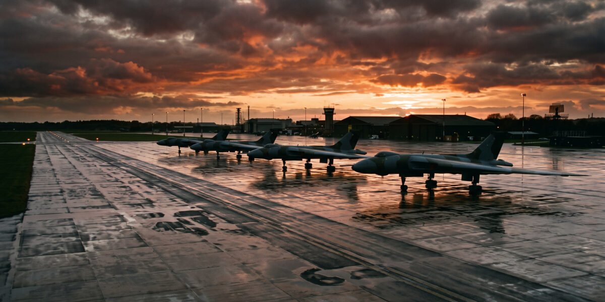 Bombarderos estratégicos en pista mojada al atardecer