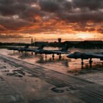 Bombarderos estratégicos en pista mojada al atardecer