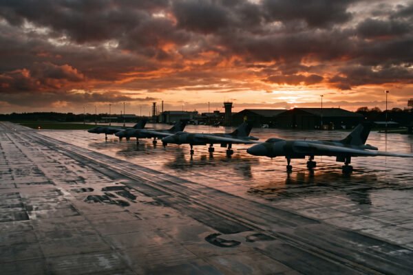 Bombarderos estratégicos en pista mojada al atardecer