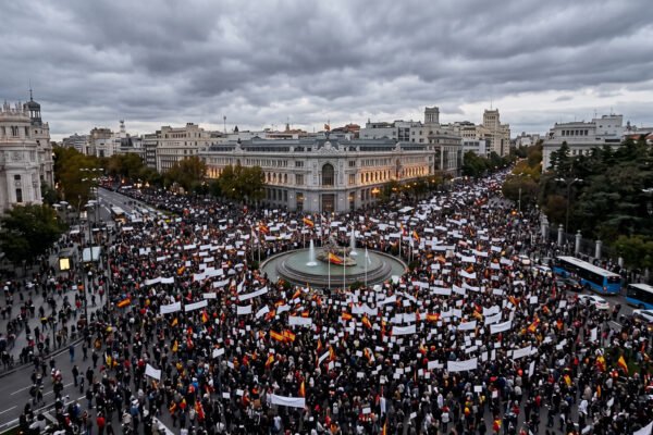 Masivas protestas en España por crisis de vivienda tras fracaso de ley de alquileres