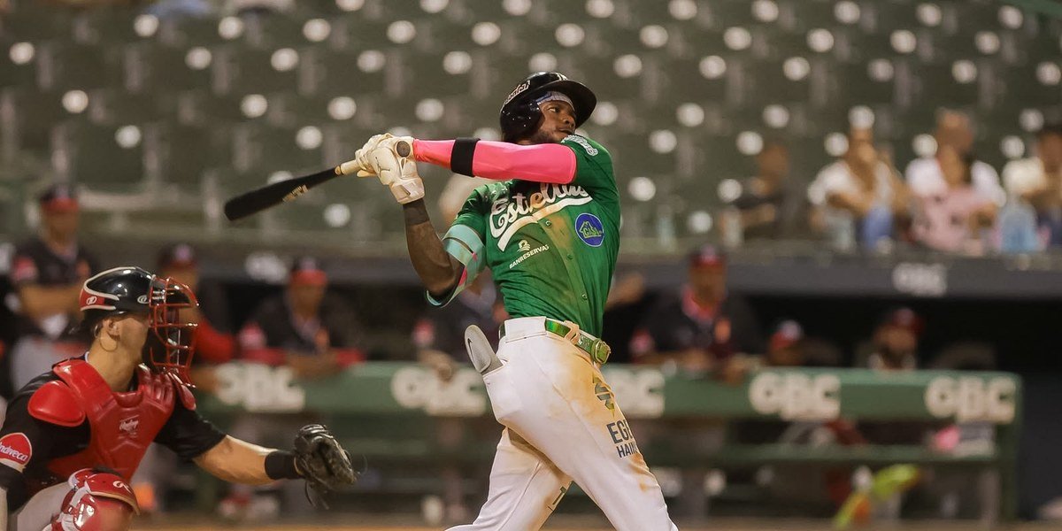 Un bateador de las Estrellas Orientales hace swing durante un juego de la Lidom