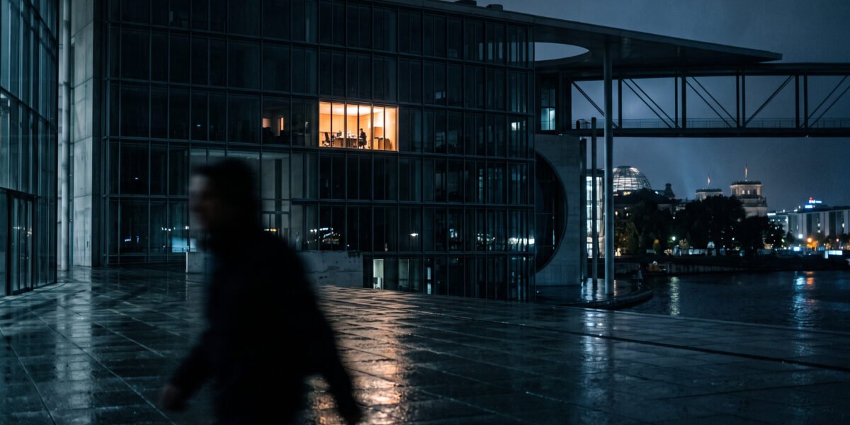 Edificio gubernamental moderno en Berlín por la noche