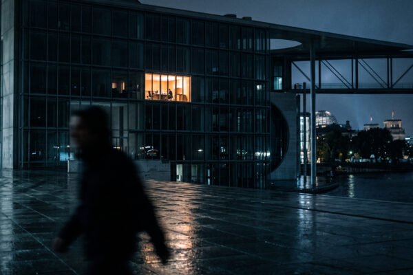 Edificio gubernamental moderno en Berlín por la noche