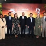 Banreservas abre Expomóvil 2026 con préstamos a tasas desde 6.85 % Nueve personas de traje y vestido posan de pie frente a una pantalla con los logos de Expomóvil Banreservas y de Banreservas, entre dos plantas.
