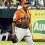 Fernando Abad celebra en el montículo con el uniforme de los Toros del Este