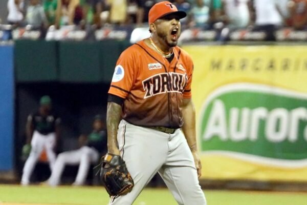 Fernando Abad celebra en el montículo con el uniforme de los Toros del Este