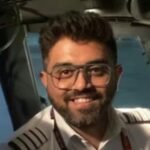 Copiloto de Flydubai apuñala al capitán y el avión aterriza en Arabia Saudí Un piloto con uniforme de capitán sonríe en la cabina de mando de un avión