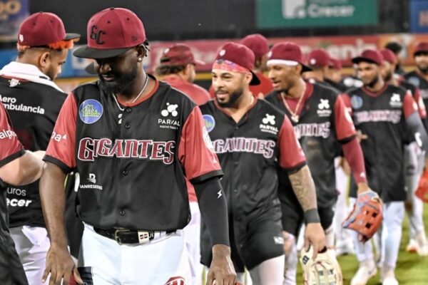 Jugadores de los Gigantes del Cibao se saludan en el terreno tras un juego