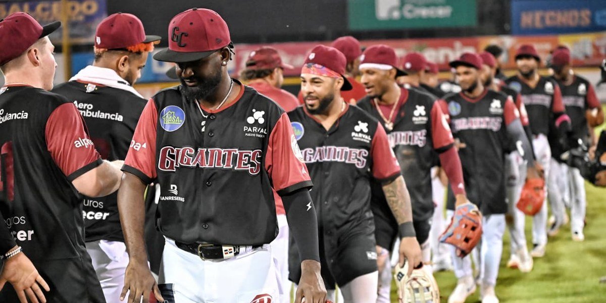Jugadores de los Gigantes del Cibao se saludan en el terreno tras un juego