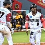Dos jugadores de los Gigantes del Cibao se saludan en el home tras anotar carrera
