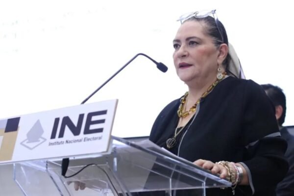 Guadalupe Taddei habla en un atril del Instituto Nacional Electoral