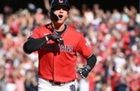 Guardianes superan 3-2 a los Rays y se adelantan 2-1 en la Serie de Campeonato