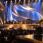 Romeo Santos y Prince Royce lideran nominaciones dominicanas a los HEAT Awards 2026 Escenario de gala de premios de musica latina con trofeo dorado en forma de nota musical
