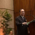 Héctor Valdez Albizu habla desde un atril del Banco Central ante un auditorio