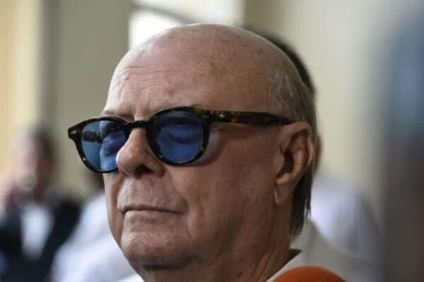 El expresidente Hipólito Mejía, con gafas de cristales azules, atiende a la prensa