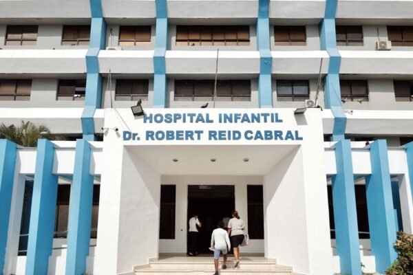 Fachada blanca y azul del Hospital Infantil Doctor Robert Reid Cabral, con su nombre sobre la entrada principal y varias personas entrando