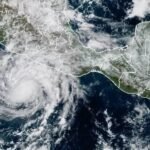 Imagen de satélite de un huracán frente a la costa del Pacífico de México, con Centroamérica a la derecha