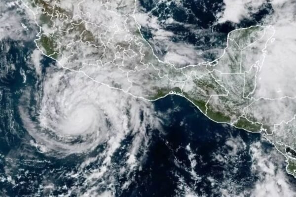 Imagen de satélite de un huracán frente a la costa del Pacífico de México, con Centroamérica a la derecha