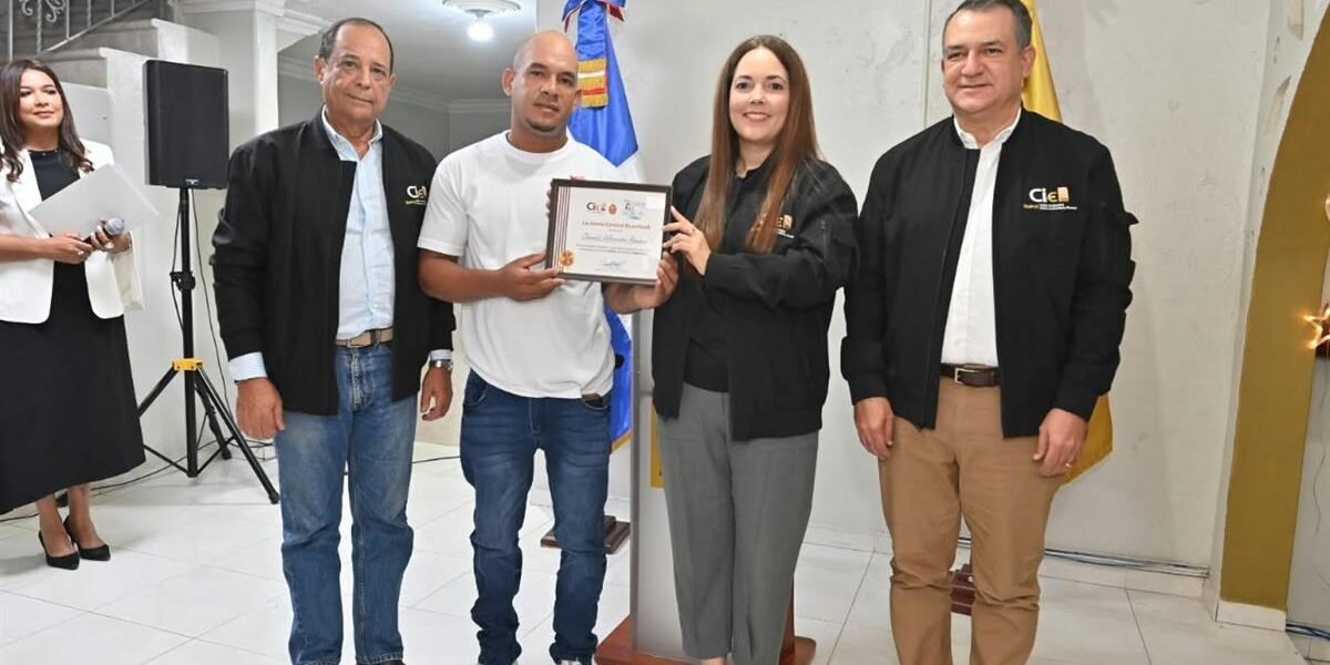 Autoridades de la Junta Central Electoral en el acto de entrega de la cédula número cuatro millones en Cambita Garabitos