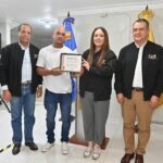 JCE entrega la cédula cuatro millones y pide renovar antes de abril de 2027 Autoridades de la Junta Central Electoral en el acto de entrega de la cédula número cuatro millones en Cambita Garabitos