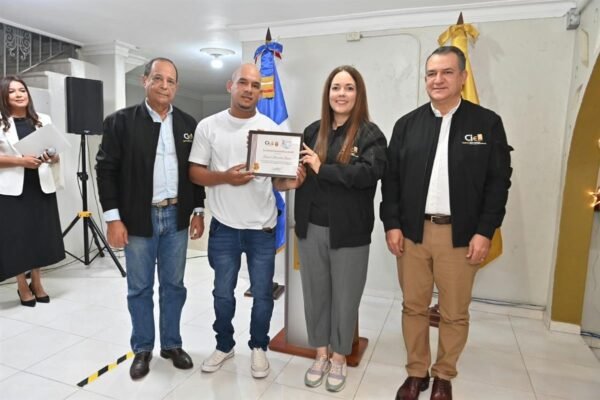 JCE entrega la cédula cuatro millones y pide renovar antes de abril de 2027