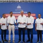Abinader entrega techados deportivos en San Miguel y Los Mina Sur Siete hombres vestidos de blanco cortan una cinta tricolor ante un cartel del Ministerio de Deportes que anuncia la inauguración de un techado multiuso