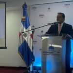 Presentación de la segunda subasta pública de 2026 del INCABIDE, con un orador en el atril