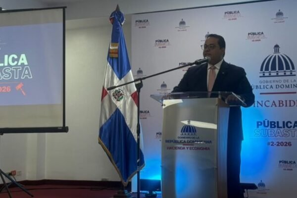 Presentación de la segunda subasta pública de 2026 del INCABIDE, con un orador en el atril