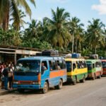 Guaguas de transporte publico estacionadas en una parada en zona turistica del Caribe