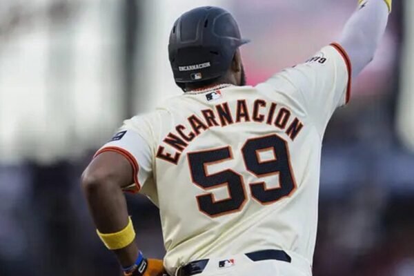 Jerar Encarnación, de espaldas con el número 59 de los Gigantes de San Francisco, celebra con el brazo en alto