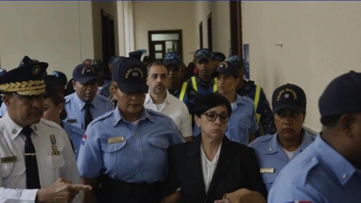 Agentes de la Policía Nacional escoltan a un hombre y a una mujer por un pasillo de un edificio judicial