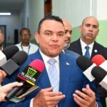 SNS suspende a la directora del hospital de Imbert e interviene el centro El director del Servicio Nacional de Salud, Julio Landrón, habla ante micrófonos de la prensa