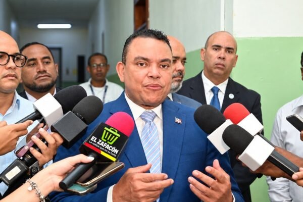 El director del Servicio Nacional de Salud, Julio Landrón, habla ante micrófonos de la prensa