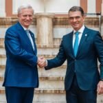Chile y Bolivia acuerdan avanzar hacia la normalización de sus relaciones diplomáticas Los presidentes de Chile, José Antonio Kast, y de Bolivia, Rodrigo Paz, se dan la mano