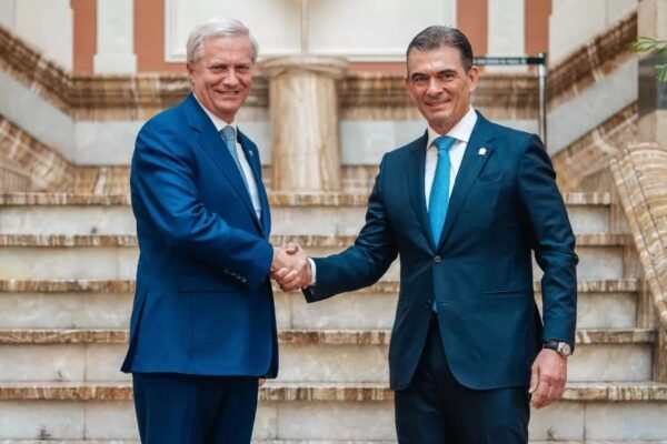 Los presidentes de Chile, José Antonio Kast, y de Bolivia, Rodrigo Paz, se dan la mano