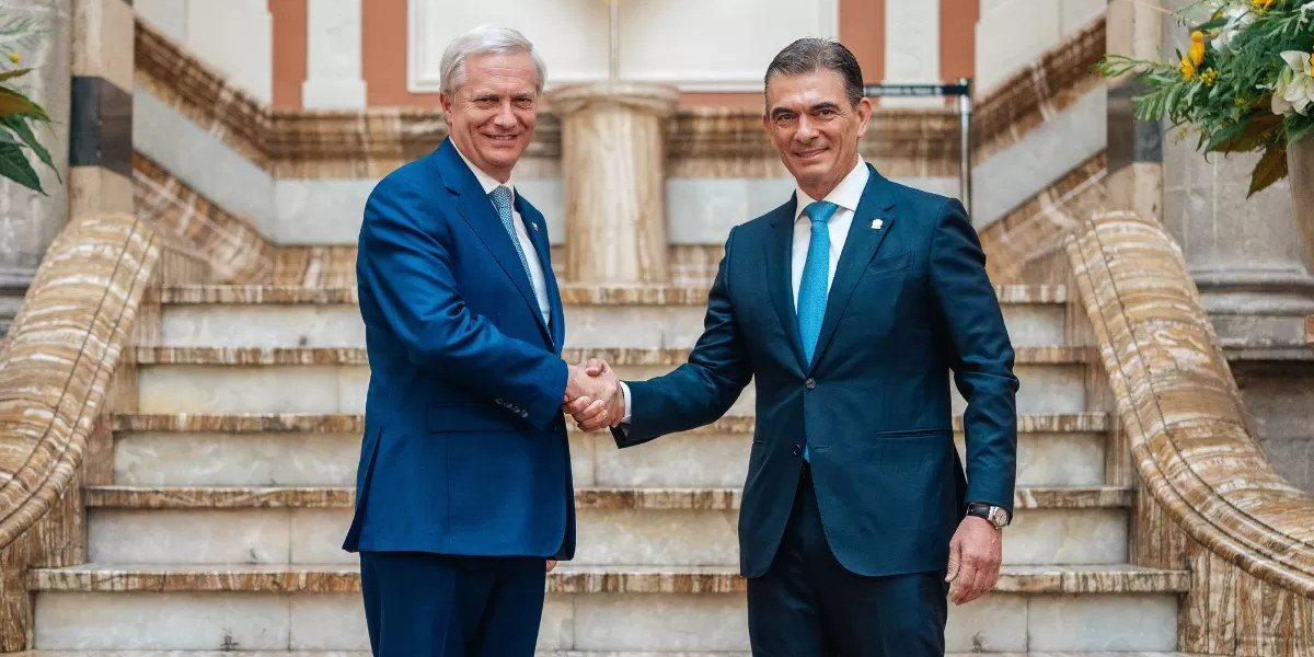 Los presidentes de Chile, José Antonio Kast, y de Bolivia, Rodrigo Paz, se dan la mano