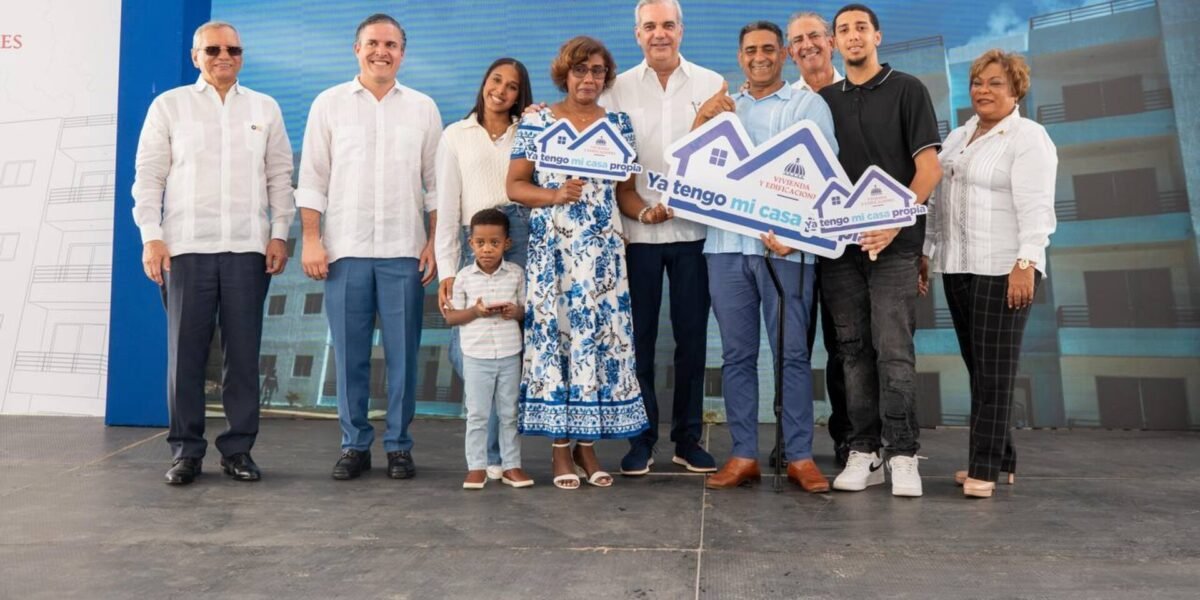 Entrega de 224 unidades del Residencial Laderas del Este con el presidente Luis Abinader y familias beneficiarias