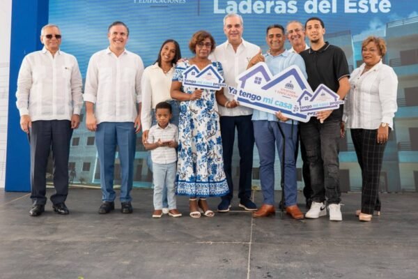 Entrega de 224 unidades del Residencial Laderas del Este con el presidente Luis Abinader y familias beneficiarias