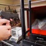 Capturan a ciudadano alemán con fusil de alto calibre y más de 34 mil dólares en residencial exclusivo de Juan Dolio lc-armas-incautadas