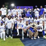 Licey vence 12-2 al Escogido y Jesús Madé debuta con jonrón en la Lidom Jugadores de los Tigres del Licey posan en grupo con su mascota en el estadio