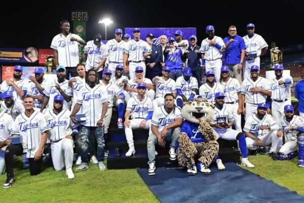 Jugadores de los Tigres del Licey posan en grupo con su mascota en el estadio
