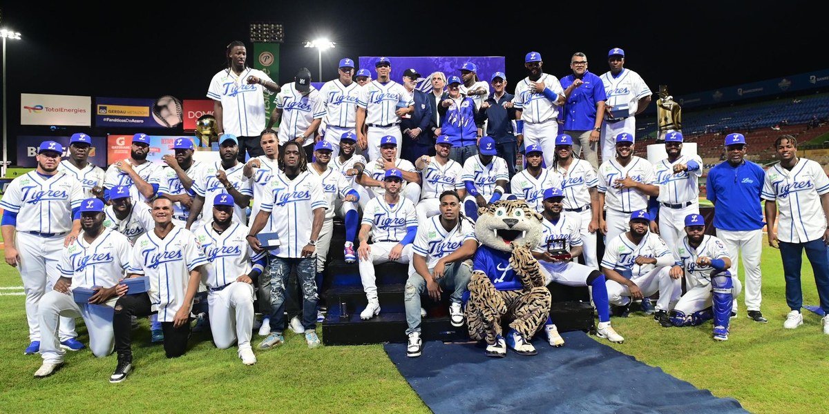 Jugadores de los Tigres del Licey posan en grupo con su mascota en el estadio