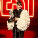Lisa, de Blackpink, gana Mejor Pop en los MTV VMA 2026 por «Dream» Lisa sonríe en el escenario de los MTV VMA mientras sostiene el trofeo de Mejor Pop, con una chaqueta de flecos blancos