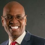 Presidente del Colegio Dominicano de Periodistas denuncia amenazas contra su familia Luis Pérez, presidente del Colegio Dominicano de Periodistas, sonríe con gafas, saco azul y corbata roja